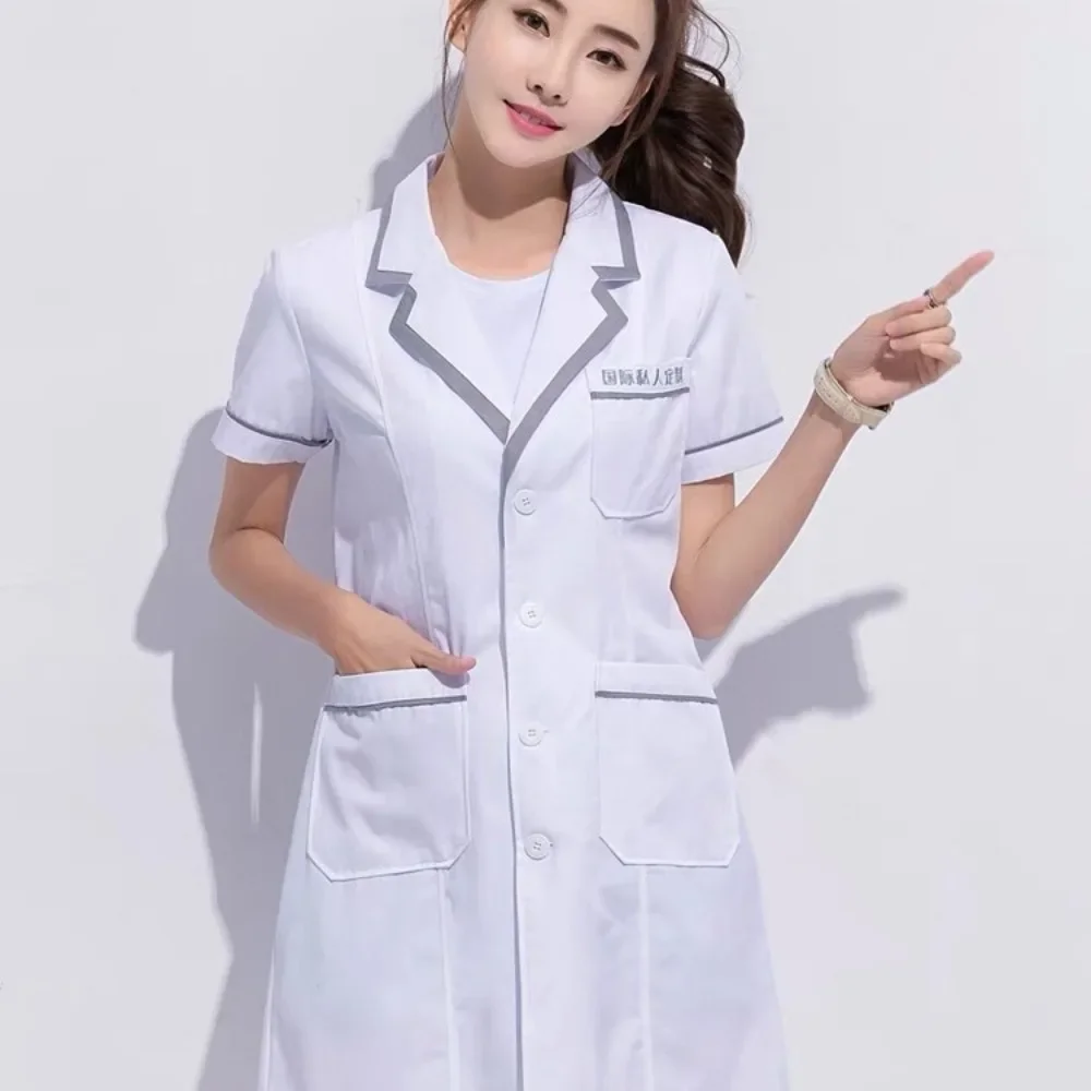 Uniforme de belleza con solapa - Medical Lab Management reseña y precio